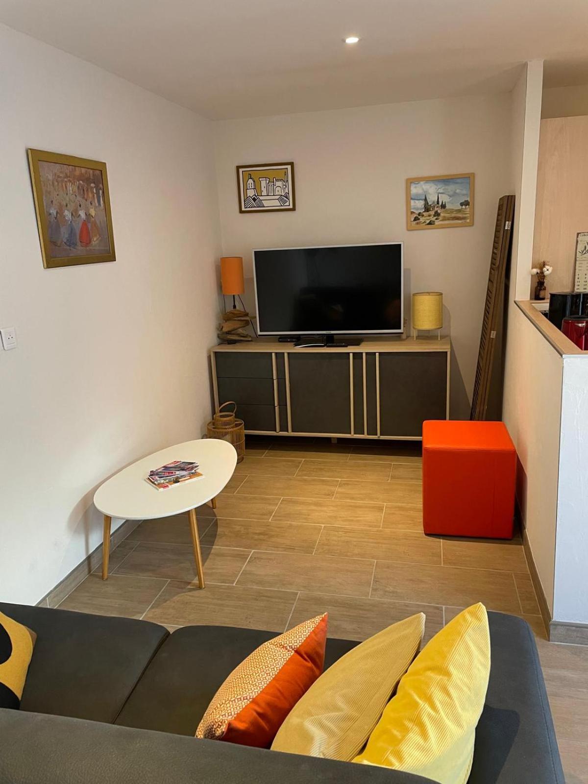 Appartement De Plain-Pied Avec Jardin 亞維農 外观 照片